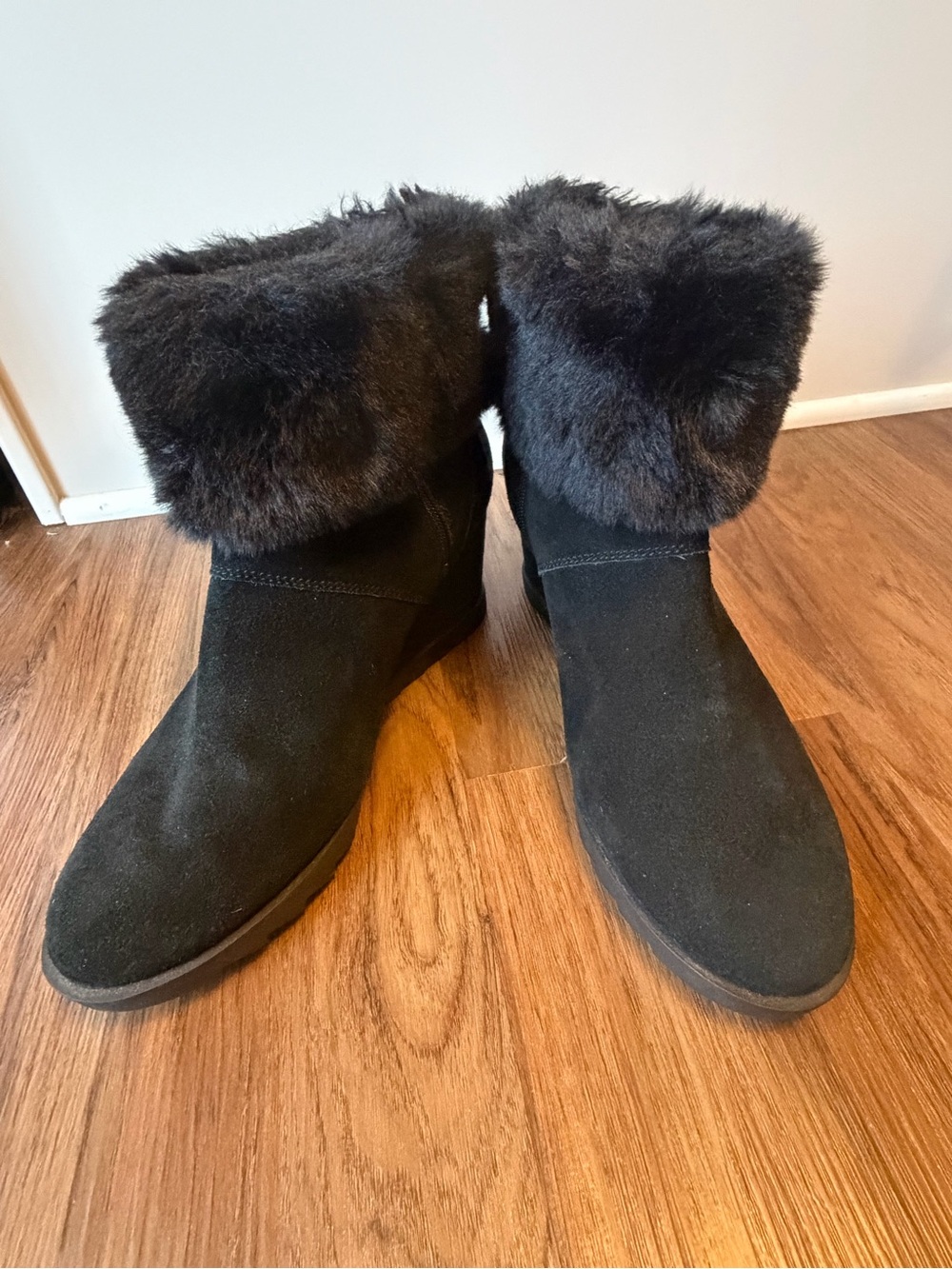 Koolaburra by Ugg Black Suede Faux-Fur Cuff Winter Booties.